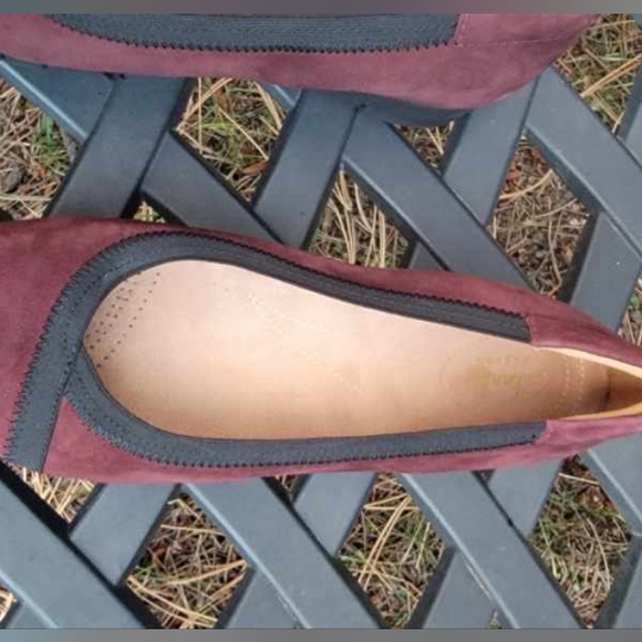 9.5 WIDE Clarks Daelyn Hill Suede Velvet Burgundy Red Maroon Slip On Loafers - Picture 3 of 13